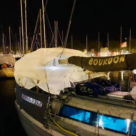 Nuit Insolite Sur Un Voilier Au Coeur De La Rochelle 船上ホテル *
