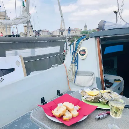 船上ホテル Nuit Insolite Sur Un Voilier Au Coeur De La Rochelle ラ・ロシェル